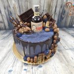 narozeninovy dort s lahvi alkoholu