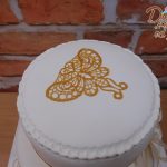 zlaty motyl na dortu